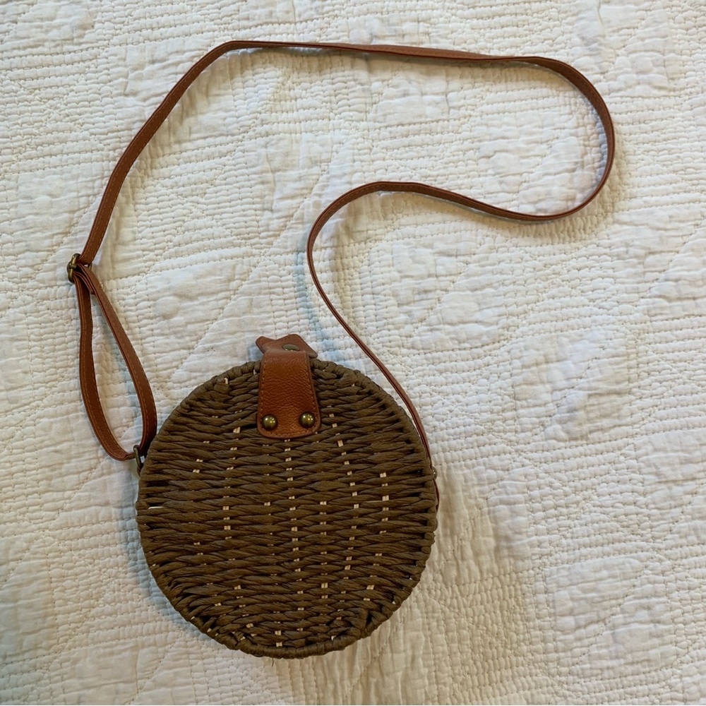 Round rattan purse with floral lining